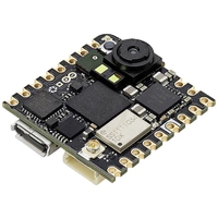Mikrocontroller-Platine mit Kamera und verschiedenen Anschlüssen und elektronischen Bauteilen für Sensor- und Verbindungsanwendungen.